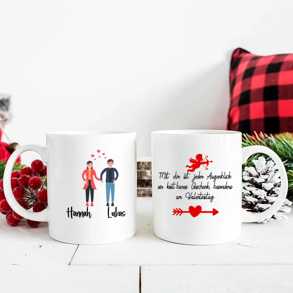 Personalisierte Tasse für Paare und Valentinstagsgeschenk - Liebevolles Paar hält Hände in Liebe - Exklusive Geschenkidee - printpod.de