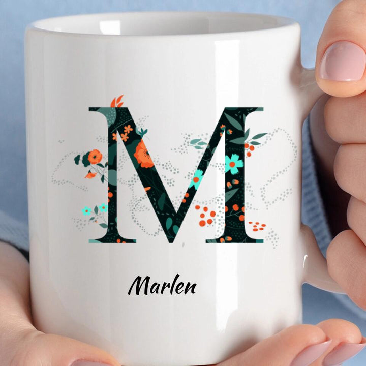 Name Letter Mug - Blumenmuster flachen floralen Hintergrund schwarz und orange - printpod.de