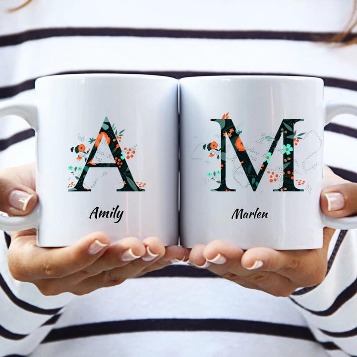 Name Letter Mug - Blumenmuster flachen floralen Hintergrund schwarz und orange - printpod.de