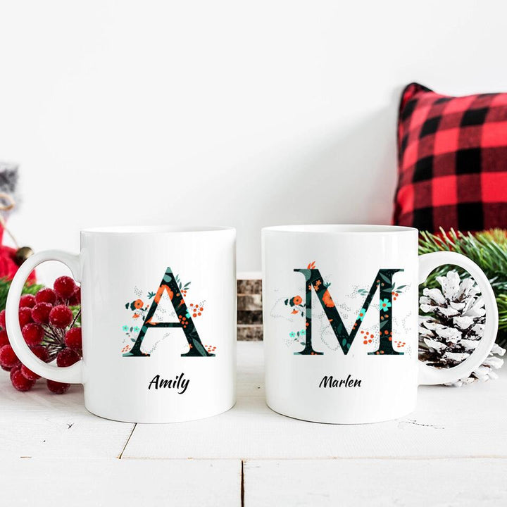 Name Letter Mug - Blumenmuster flachen floralen Hintergrund schwarz und orange - printpod.de