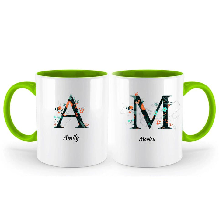 Name Letter Mug - Blumenmuster flachen floralen Hintergrund schwarz und orange - printpod.de