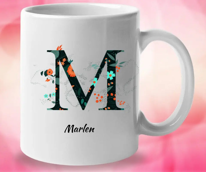 Name Letter Mug - Blumenmuster flachen floralen Hintergrund schwarz und orange - printpod.de