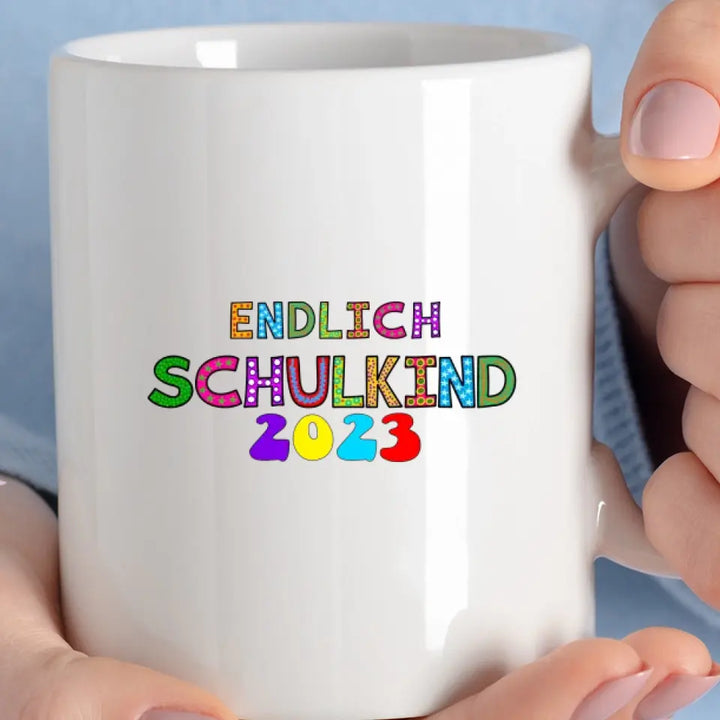 Niedliches Einhorn mit Regenbogen im Hintergrund für Schulkind 2023 - die besten Einhorn-Super-Personalisierungstassen sind hier für Schulkind 2023 - printpod.de